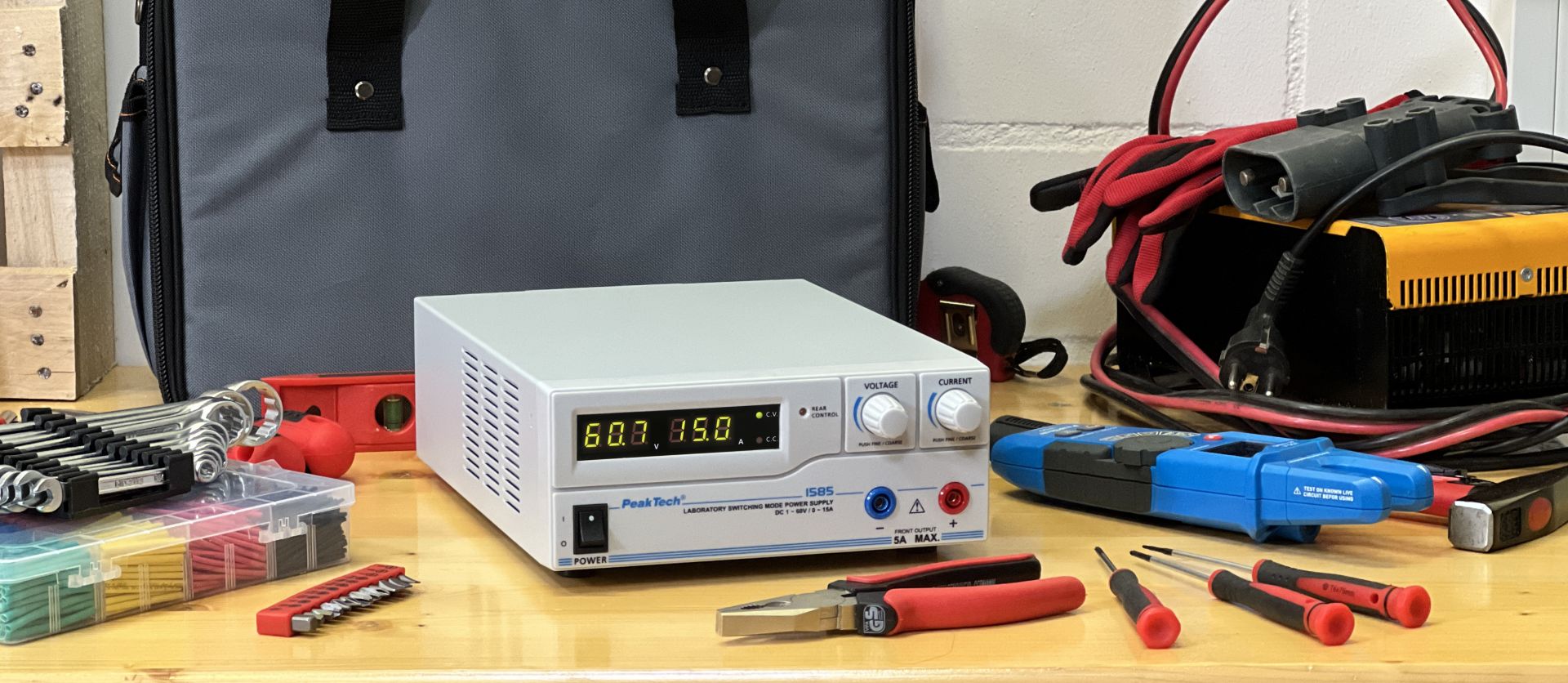 PeakTech P 1585 Labor-Schaltnetzteil DC 1 - 60V / 0 - 15A mit USB 