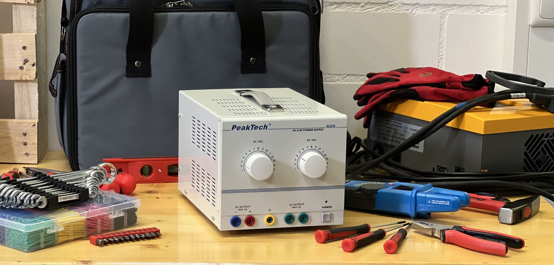 PeakTech P 6125 AC/DC Labornetzgerät 1 - 15 V/5 A 