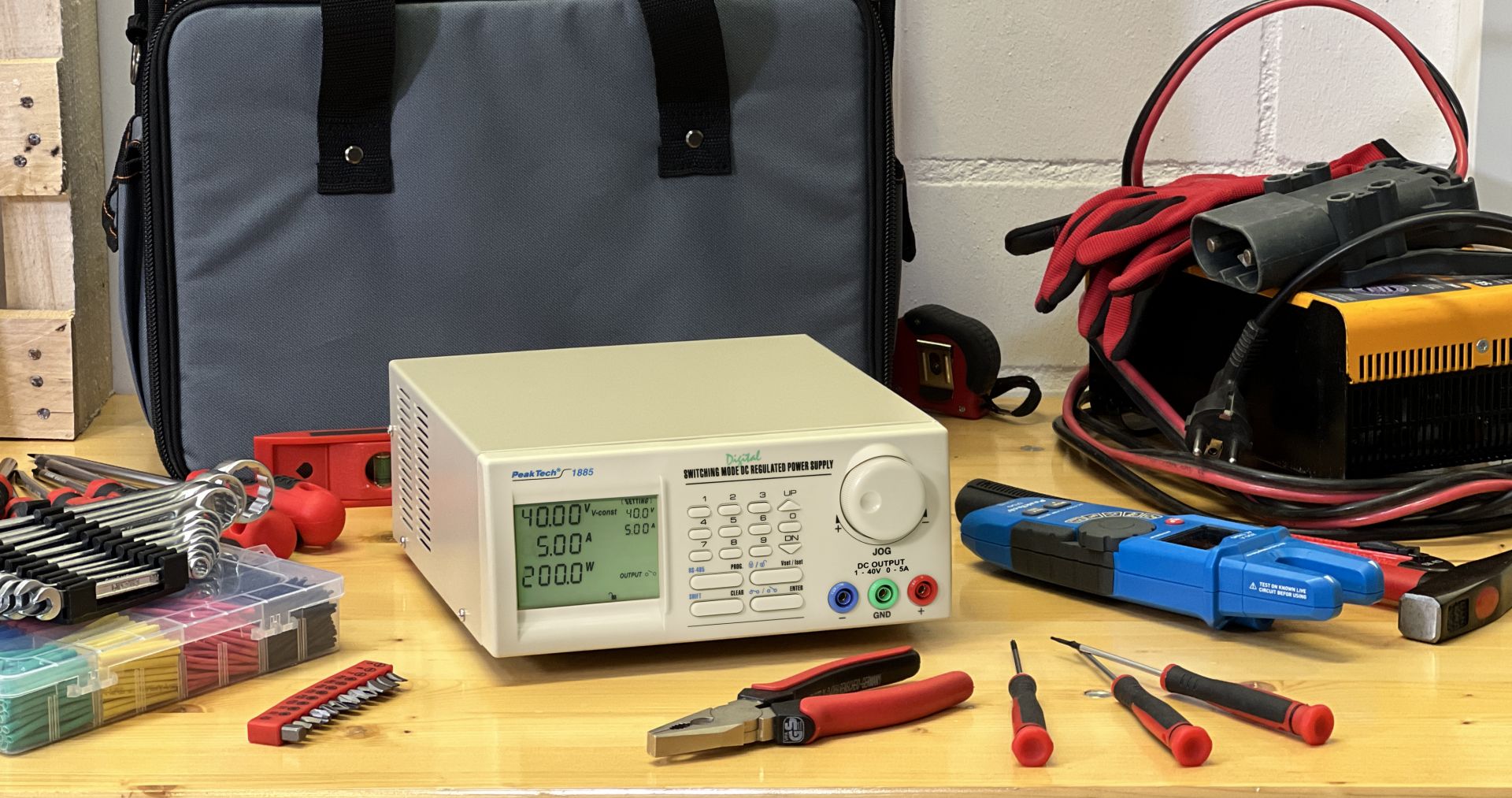 PeakTech P 1885 Labor-Schaltnetzteil DC 1 - 40V / 0 - 5A mit USB 